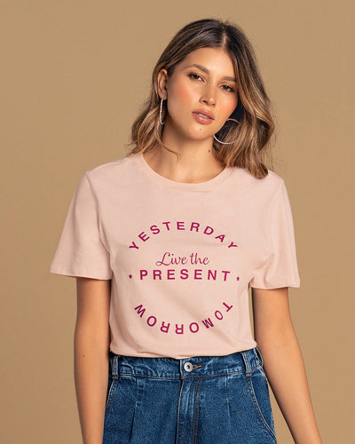 camiseta-manga-corta-con-mensaje-en-el-frente#color_317-rosado