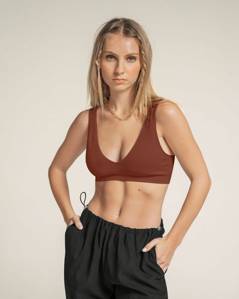 Crop top seamless con escote en V#color_800-chocolate