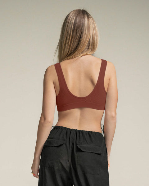 Crop top seamless con escote en V#color_800-chocolate