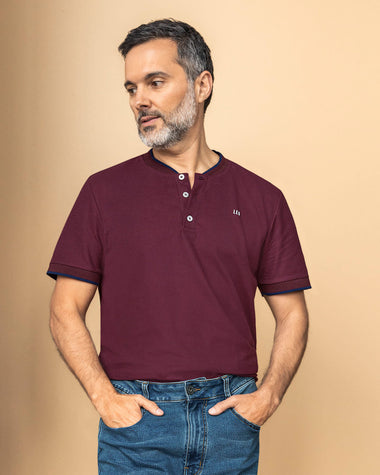 Camiseta con cuello henley y perilla funcional#color_349-vino