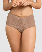 Panty clásico de control suave con toques de encaje en abdomen#color_857-cafe-medio