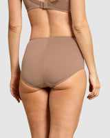 Panty clásico de control suave con toques de encaje en abdomen#color_857-cafe-medio