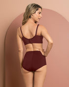 Panty clásico de control suave con toques de encaje en abdomen